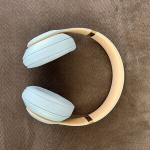 Beats Studio3 bluetooth headphones